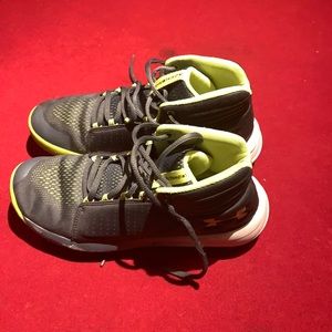 UNDER AMOUR BASKETBOLL SHOES
